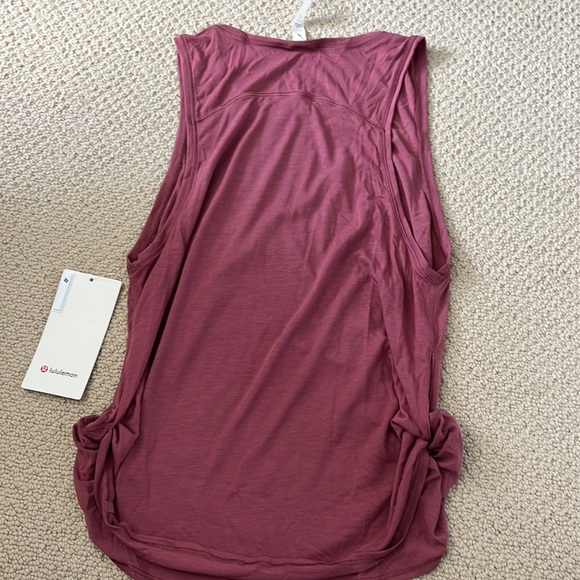NWT- lululemon twisted side details - Picture 5 of 5